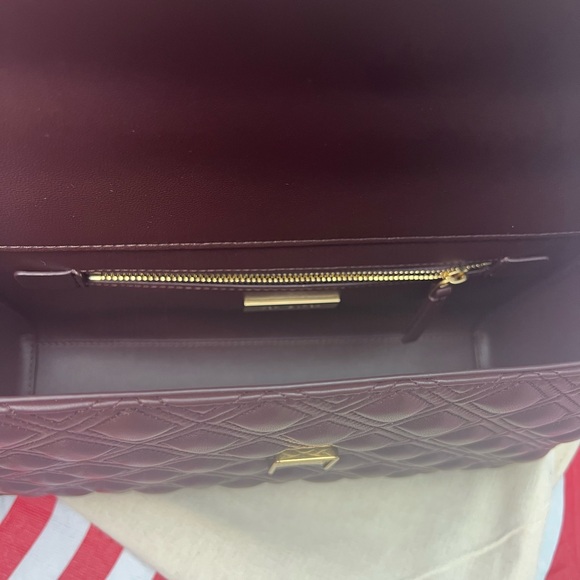 Tory Burch Albarossa Shoulder Bag with Gold Chain Strap and Flap Closure - Picture 6 of 6